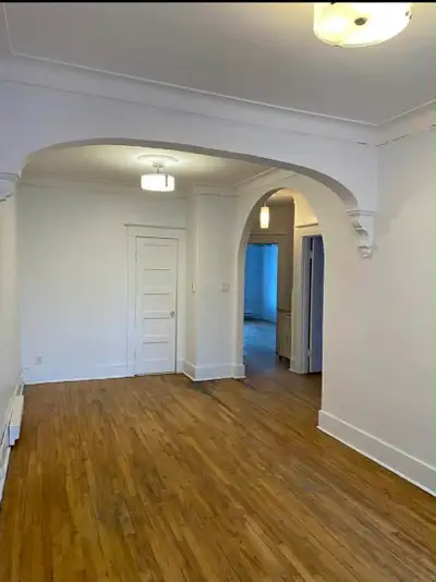 Très grand 51/2 Cuisine salle de bain rénovée Bain et douche Frais peint Planchers vernis Attention:...