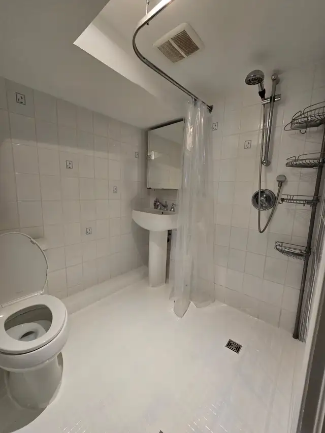 Private Furnished Room & Bath – Quiet Bayview/Eglinton Home in Room Rentals & Roommates in City of Toronto - Image 4