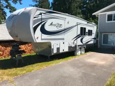 2016 Artic Fox 29-5T 5th wheel Newer brakes, upgraded heavy duty tires, upgraded batteries and charg...