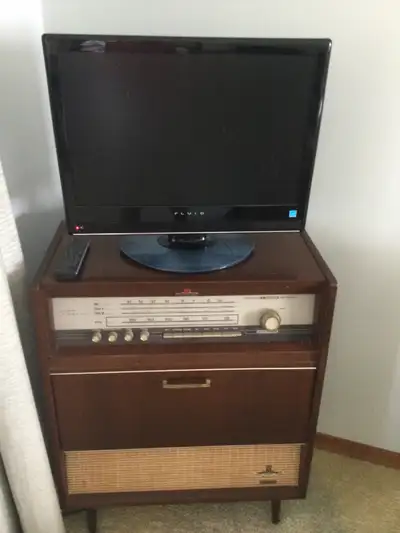 Nordemende Caruso stereo console with Antique radio and record player in great condition. Made by No...