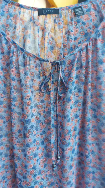 VRAIMENT TRÈS BELLE BLOUSE FÉMININE ET INFROISSABLE, View more