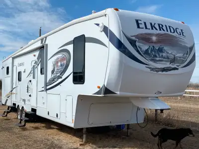 This Elkridge Ultimate has all the amenities and is in excellent condition. 4 slideouts including th...