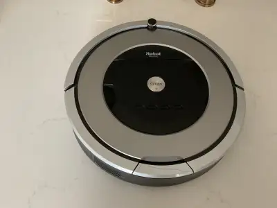iRobot Roomba 860 Vacuum Cleaning Robot for sale. Works great. Very good condition.