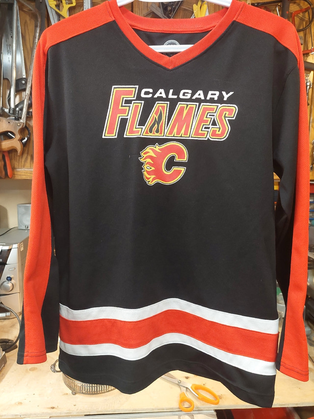 Licensed Calgary Flames NHL Apparel JerseyMintYouth XL$25 in Arts & Collectibles in Calgary