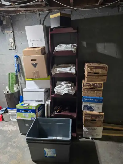 Boites carton avec couvercles . Idéal pour déménagement. Gratuit . Téléphonez à partir de 11hrs LUND...