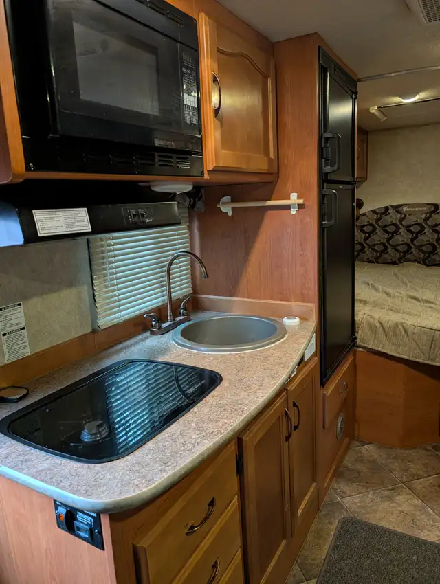 2012 Ford Adventurer 23' motorhome with 350 hp, very clean! in RVs & Motorhomes in Nelson - Image 11