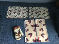 Napperons, mitaine et serviette motif coq. Rooster kitchen set