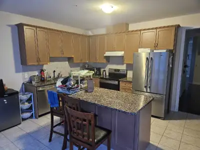 Furnished spacious house close to Maple Go station and steps away from TTC stop. If you need parking...