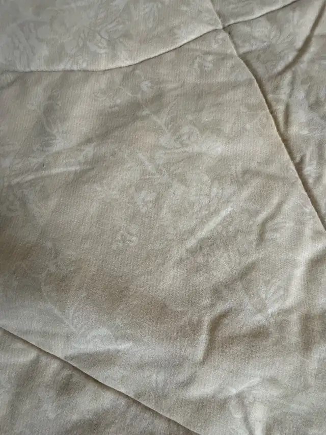 Queen Size Comforter Floral quilted pattern in Bedding in Mississauga / Peel Region - Image 5