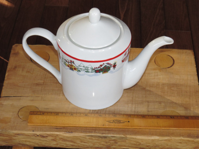 Christmas Teapot Royal Heritage Holiday Joy in Kitchen & Dining Wares in Trenton - Image 4