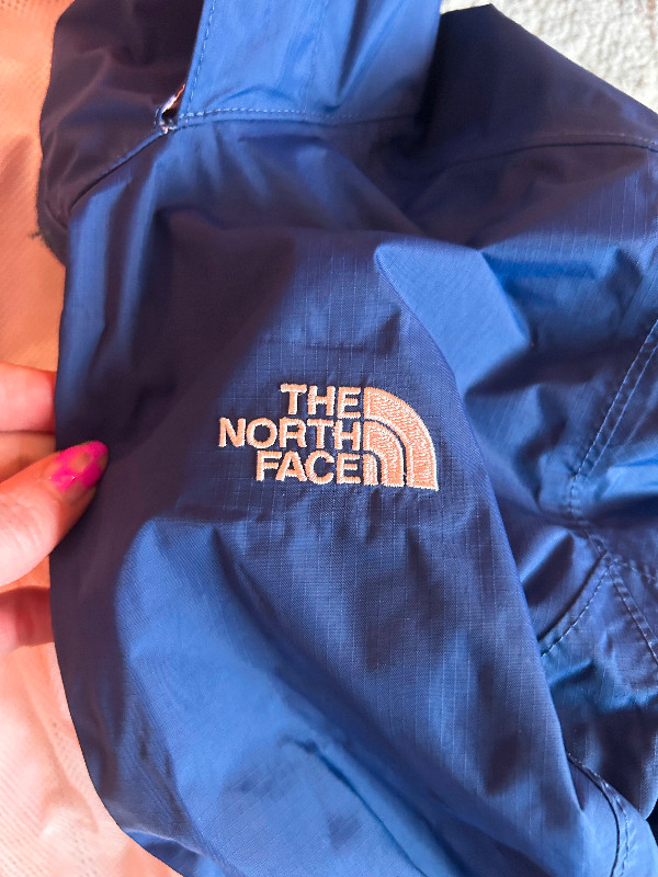 North Face Spring Jacket dans Femmes - Hauts et vêtements d'extérieur  à Région d’Oshawa/Durham - Image 3
