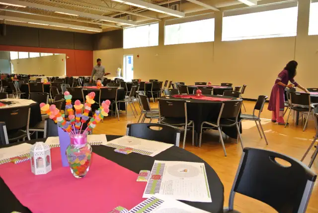 17 count Dark pink table runners for large party or occasion in Holiday, Event & Seasonal in Ottawa - Image 4