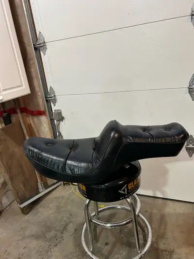 Factory Harley Davidson seat taken off 1993 Dyna wide glide