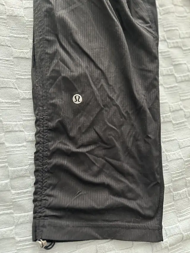 Lululemon pants Size medium in Women's - Bottoms in Barrie - Image 4