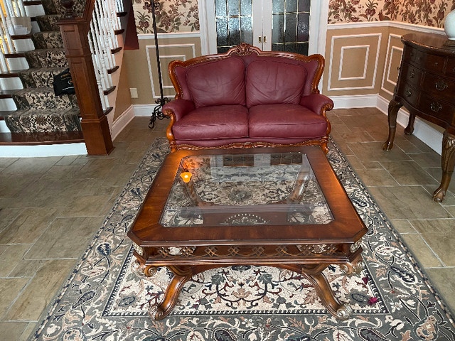 Divan en cuire et table basse dans Sofas et futons  à Drummondville