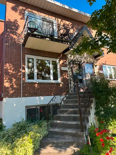 Mtl: 6 et demi à louer avec garage et cour extérieur+ 4 electros