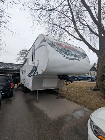 Looking for your next adventure? This 2012 Heartland Elkridge Express E24 5th Wheel RV is ready to h...