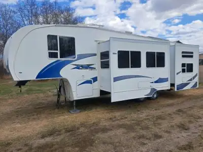 A 2009 Road Ranger 5th wheel trailer by Extreme RV, 30ft, 2 slides, Bunk bed model, lots of storage,...