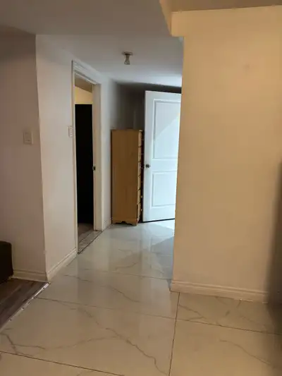 Appartement bien situé avec 2places de stationnement à l’extérieur. laveuse -sécheuse et local de ra...