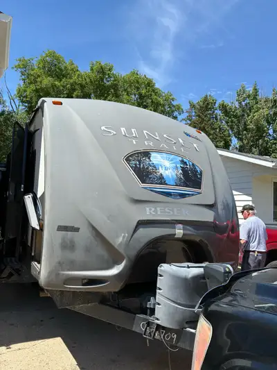 2014 Sunset Trail Reserve Camper. Sleeps 10 comfortably 3 slides Bunk room with 3 single bunks and a...