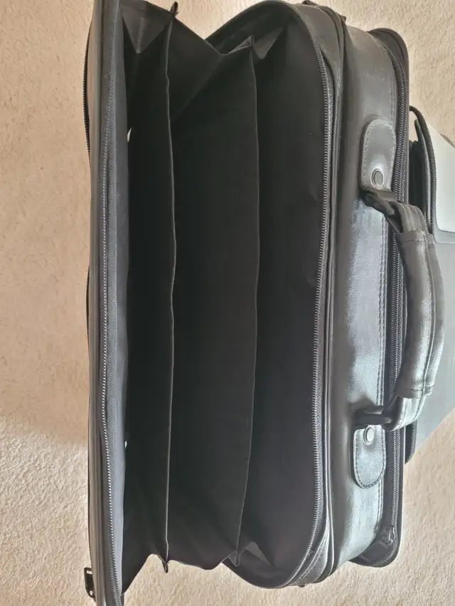 Vintage Leather Laptop Carrying Bag in Bags & Luggage in Saskatoon - Image 5