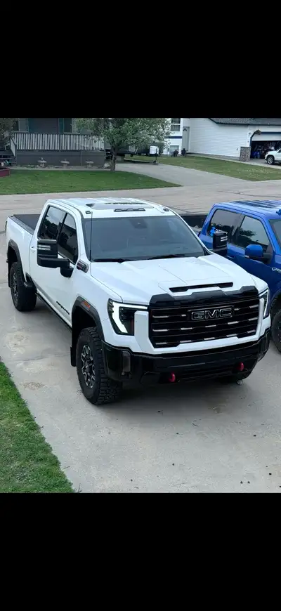 2024 GMC 2500 AT4X excellent condition, barely used. 22,000km stored indoors. Has tunnel cover, gato...