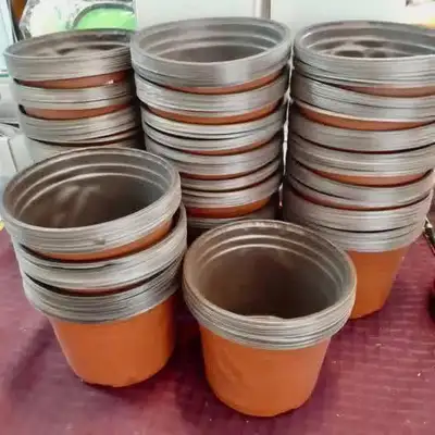 Pots 5 1/2" NEUFS pour plantes.   20 pour $5 à LaPlaine., View more