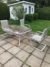 Table patio (verre) et 6 chaises À DONNER