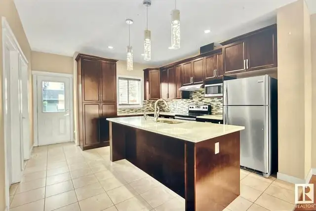 Spacious 3-Bedroom Main Floor