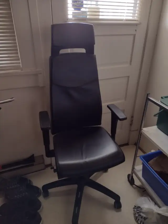 IKEA VOLMAR FULL GRAIN LEATHER CHAIR in Chairs & Recliners in Downtown-West End - Image 2