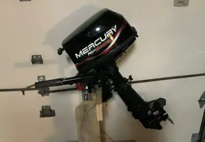 MERCURY Hors-bord 4 hp 4 temps, pied court, en excellente condition. Ce moteur a eu une révision com...