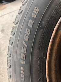 2 Michelin x ice 3 winter tires 195/65 R15 on rims