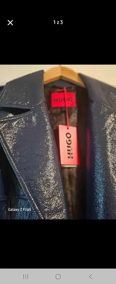 Elevate your wardrobe with this striking, brand new Hugo Boss trench coat, a size 42. This navy blue...
