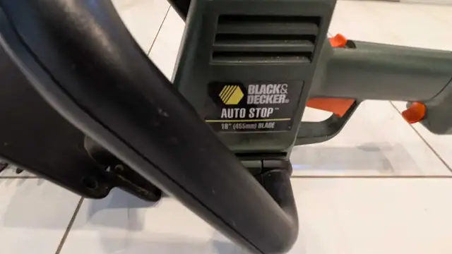 Black and Decker Hedge Trimmer in Lawnmowers & Leaf Blowers in Longueuil / South Shore - Image 4