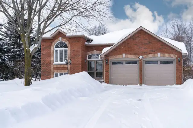 Move-in Ready Raised Bungalow in West Wasaga Beach