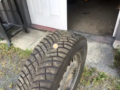 Pneus d’hiver MICHELIN X ICE À CLOUS. 235/65 R 17 servi 2 hiver téléphone 819-394-2458