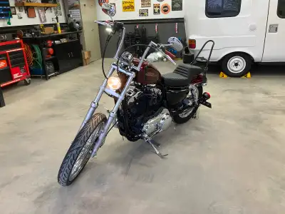 rès belle Harley Davidson sportster 1200cc modèle 72 (seventy two). Elle rappelle les années 70 avec...