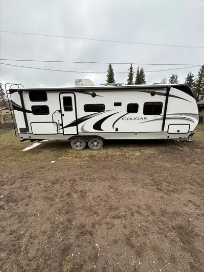 2022 Keystone RV Cougar Half-Ton 25DBSWE for sale! In Great condition. Driven up from Vancouver to 1...