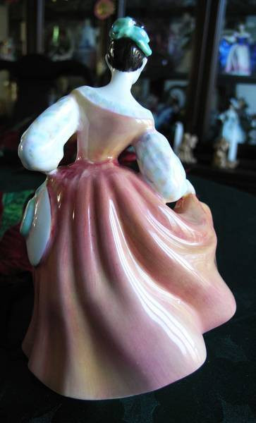 Royal Doulton Figurine (Fair Lady HN2835) in Arts & Collectibles in Guelph - Image 3