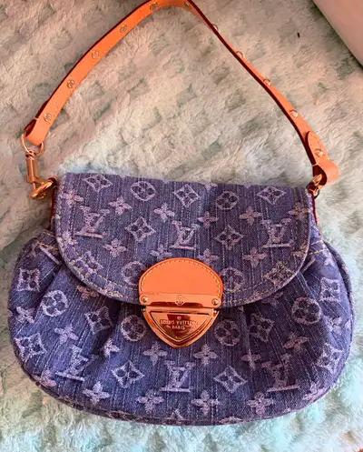 Elevate your style with this chic, used Louis Vuitton Denim Bag, featuring the iconic monogram patte...