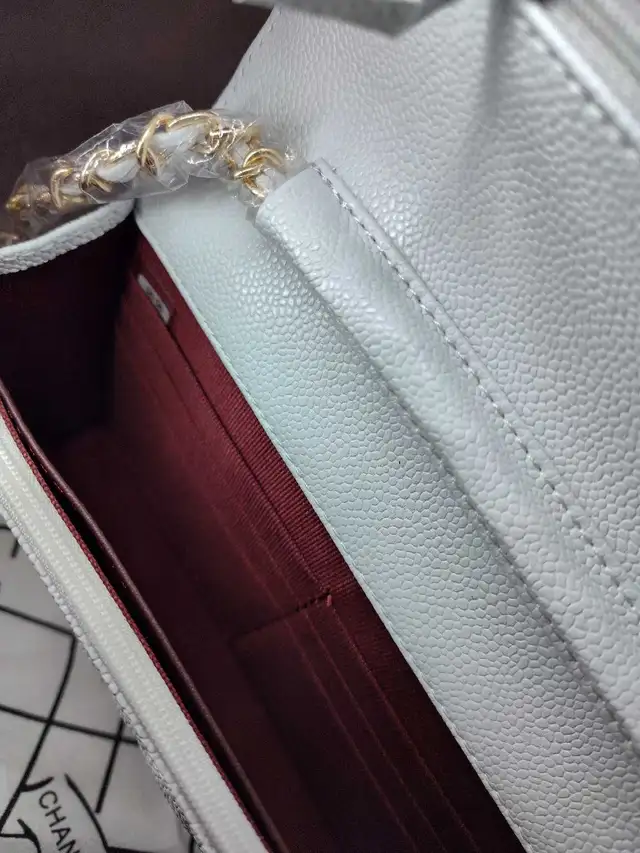 White wallet on chain  in Women's - Bags & Wallets in Markham / York Region - Image 4