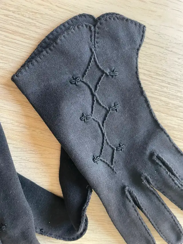 Black Vintage Embroidered Gloves (Shalimar)
