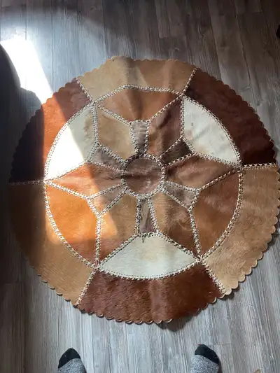Splendide tapis vintage (années 60), en cuir. Il s’agit en fait de peaux de vaches rapiécées (patchw...