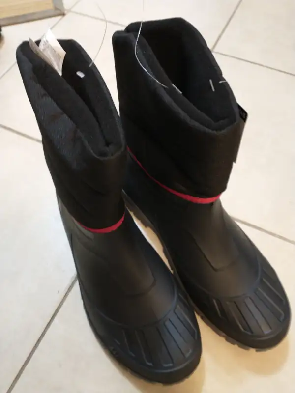 New boots, size 9/9.5 with waterproof clog.62866661241091121