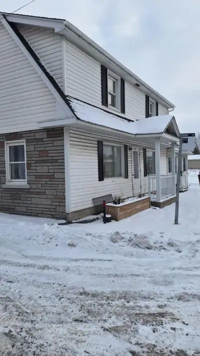 Logement sur Saint-Joseph, entré sur la rue. Accepte un chat, pas de chien. 3 chambres et salle de b...
