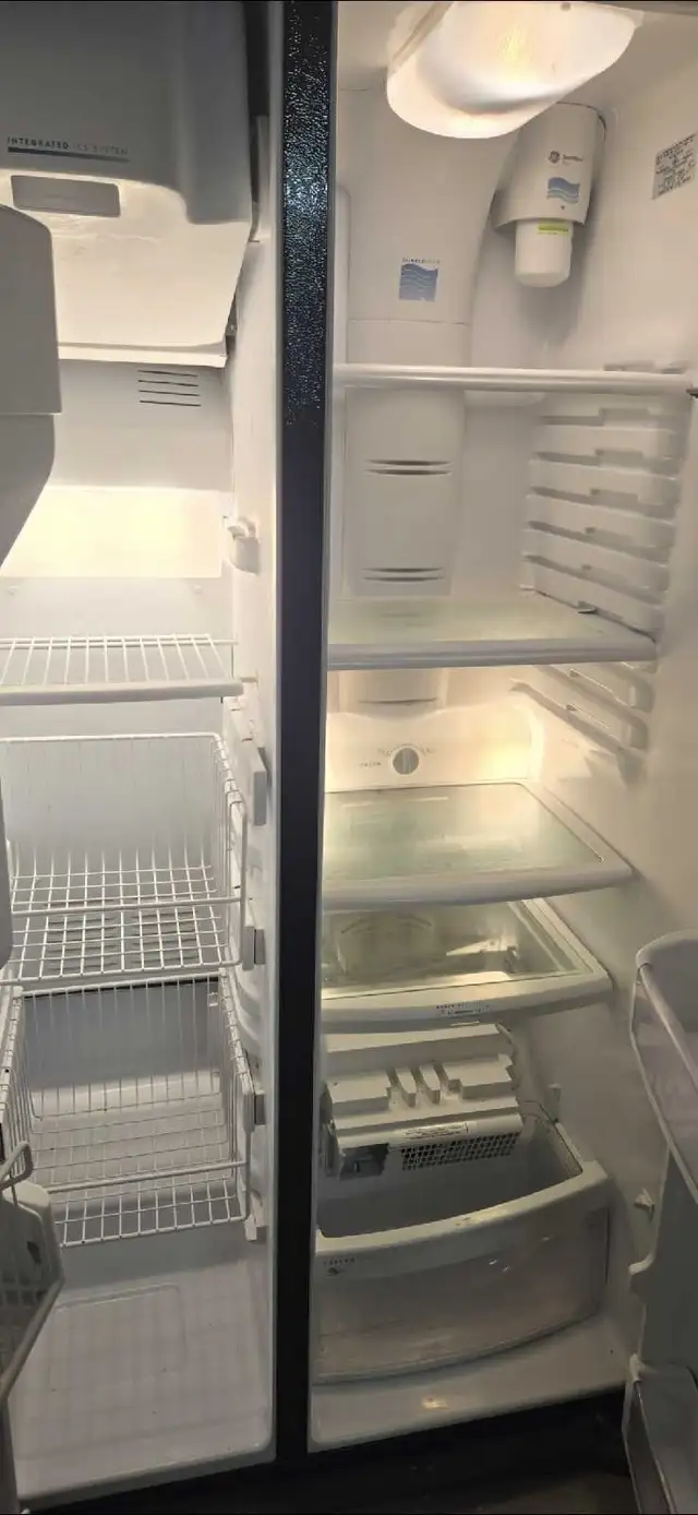 Stainless steel GE refrigerator in Refrigerators in City of Montréal - Image 3