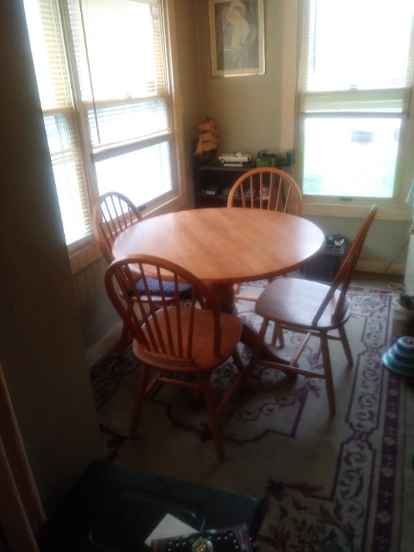 table and 4 chairs Dining Tables & Sets Barrie Kijiji