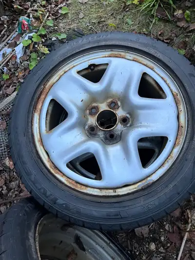 Centara Winter 621 Came off a 2013 Honda Accord 6/32” x 2 7/32” x 2 Cash only, e transfer doesn’t wo...