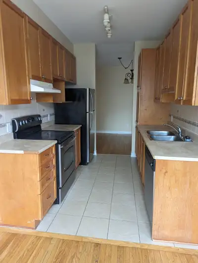 Beautiful 3Bedroom Townhouse 4 Rent in Barrhaven – Available Immediately $2,700/month + utilities En...