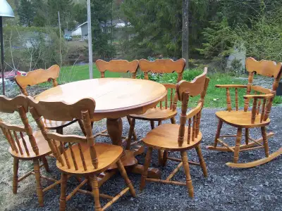 Set de cuisine en bois chaises, berçante et table en bon état, View more
